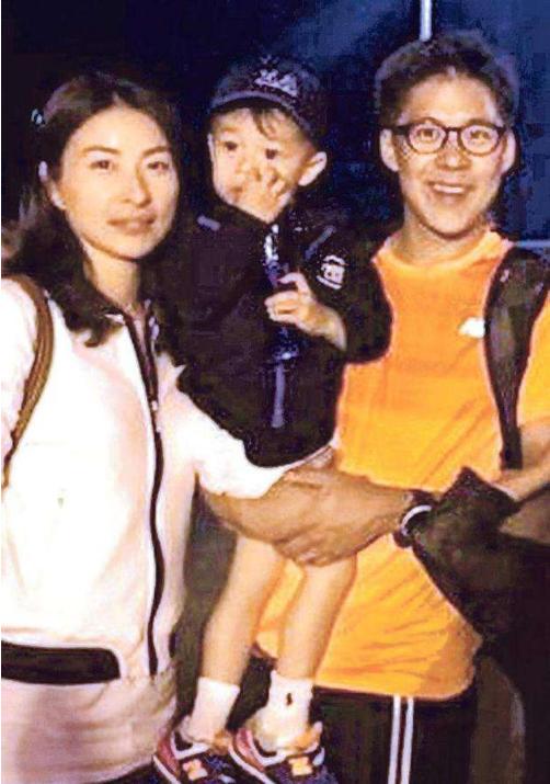 "好爸爸"霍启刚带娃:儿子从小抱到大,二胎女儿爱粘着他!