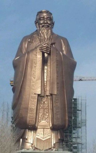 世界上最大最高的孔子像,相当于24层楼高,雄伟巍峨