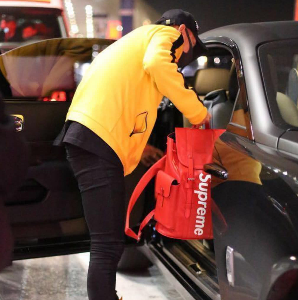 车里的一套音响几十万,黄子韬开百万劳斯莱斯魅影出行