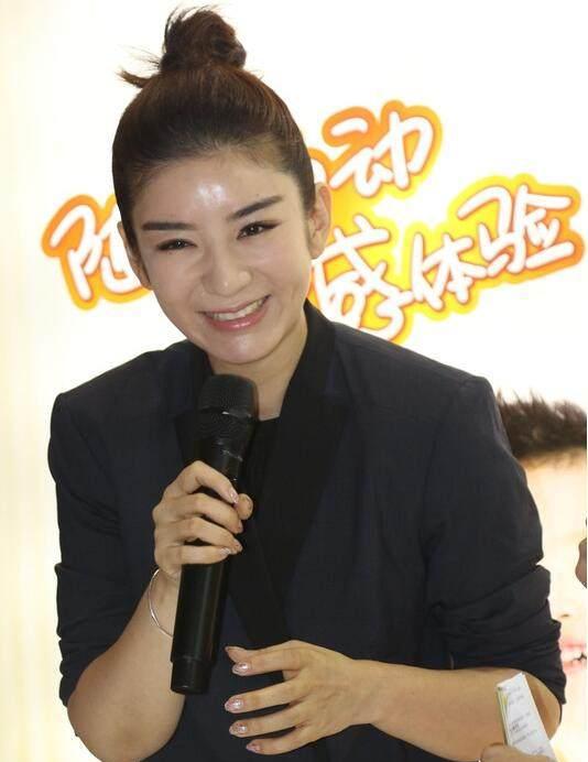 不到40的黄奕脸肿如蜡像人 网友: 这得打多少尿啊