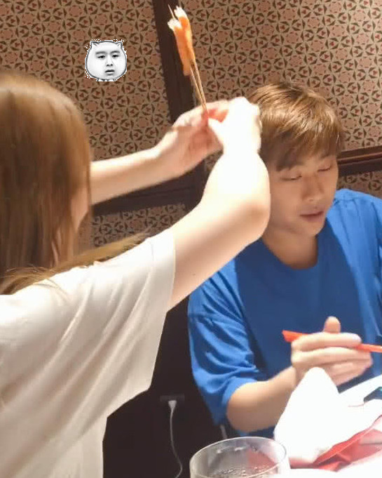 赵梦玥当众"上香",卢本伟瞬间怀疑人生,这恶作剧实在扎心!