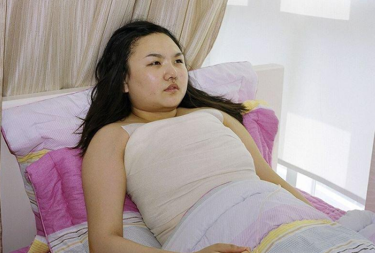 女子缠满绷带忍受痛苦,拆下来后,给自己全身上下涂写字迹!