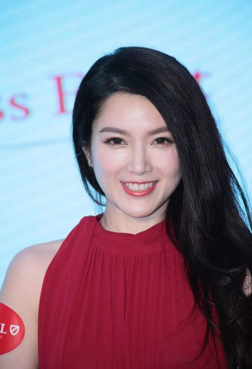 说起苟芸慧,当初可是鼎鼎有名的华裔小姐出身,曾主演电视剧《 紫禁