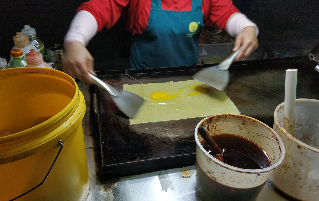 姐姐在路边摆摊卖烤冷面,味道可好吃了,去帮忙姐姐却不欢迎!