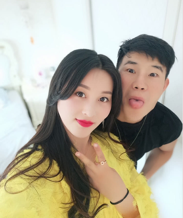 郭珊珊晒自拍被谢孟伟抢镜 张嘎:在老婆面前我很自信,我真帅!