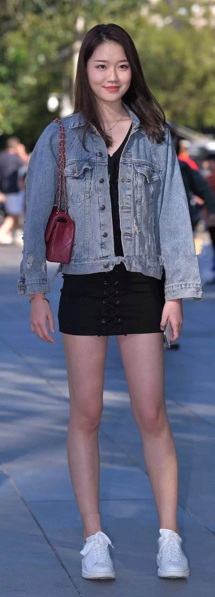 美女厉害了!穿超短连衣裙逛街,网友:敢坐下来吗?