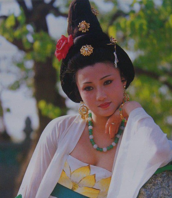 16岁出道,一顿吃15个包子成最美杨贵妃,嫁圈外老公31年过成这样