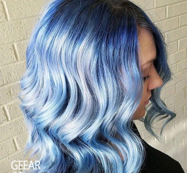 头发的发色潮流也跟着走,流行较浅颜色的漂染,粉红,粉蓝,粉紫,甚至是