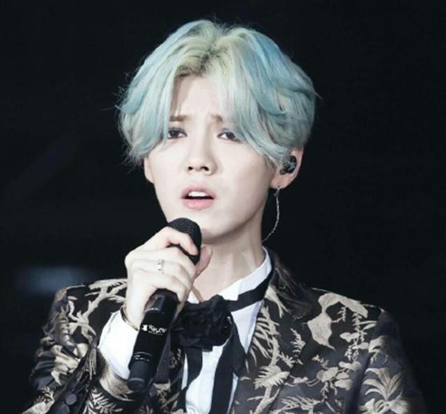 同样的中分,权志龙丑哭,鹿晗太美,最能驾驭中分发型的居然是他