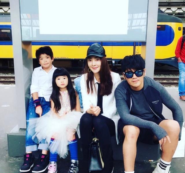 曹格一家四口旅游近照曝光, 长大了的姐姐是个美少女