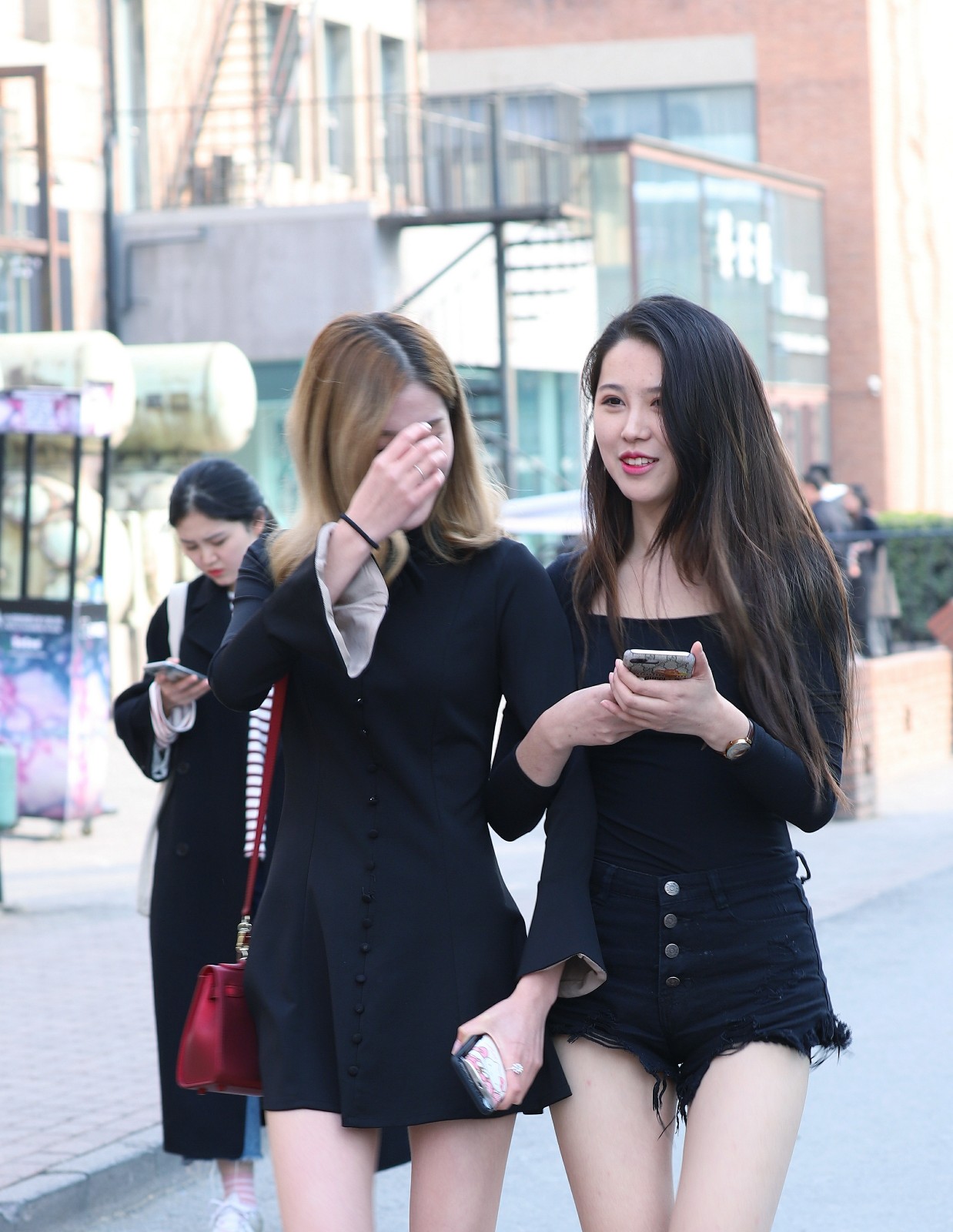 北京798街拍街上两位姑娘清凉着装仿佛提前进入夏季