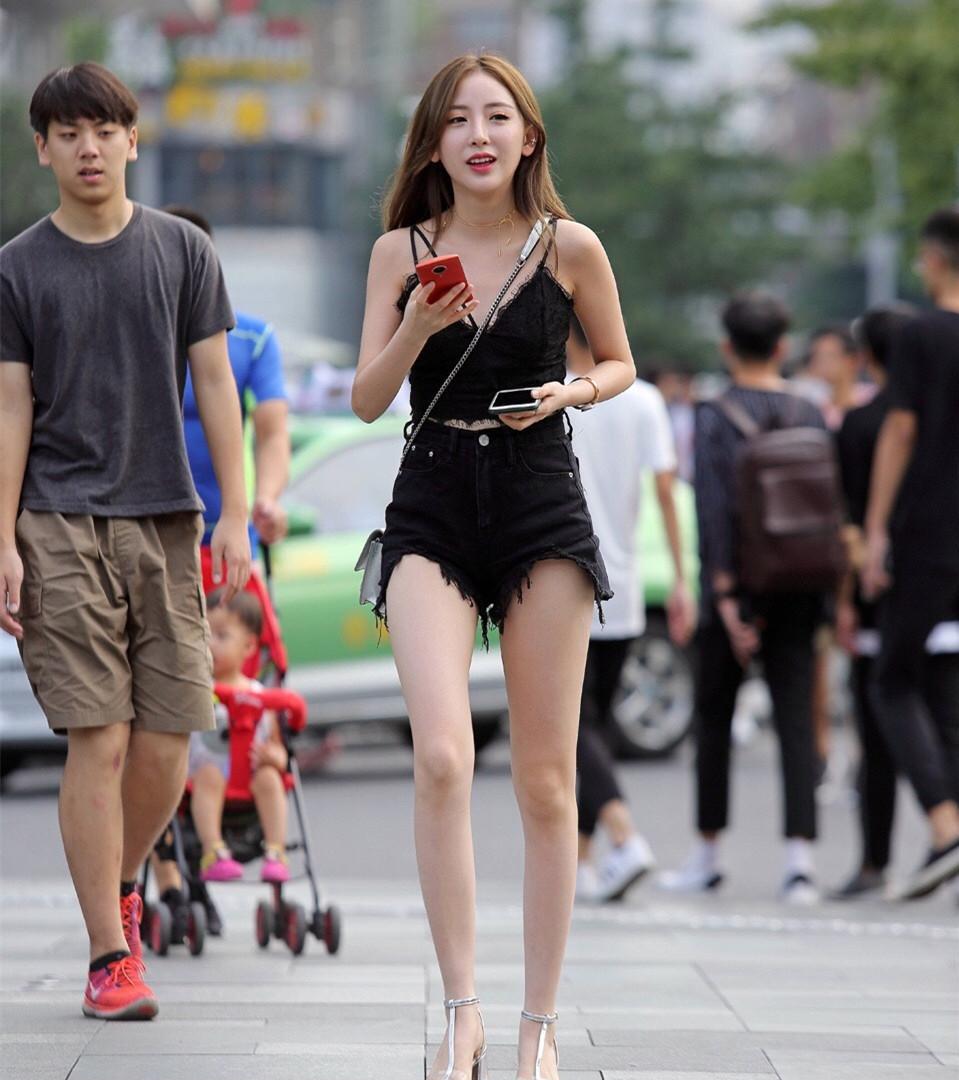 街拍热裤白皙妹子后面的小哥看的一脸陶醉