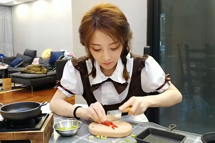 冯提莫做菜也有几十万人气 这菜刀和她的身高挺相配