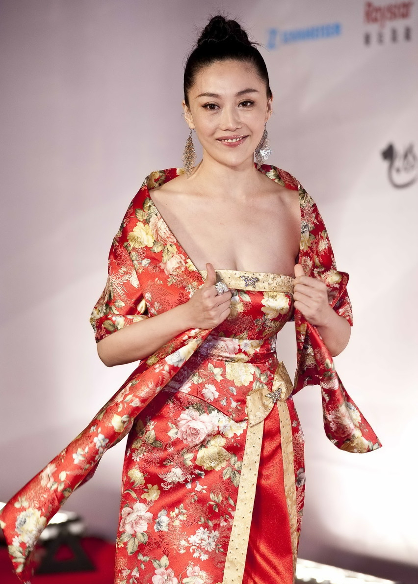 傅冲出席某活动网友娘子这是着急入洞房吗