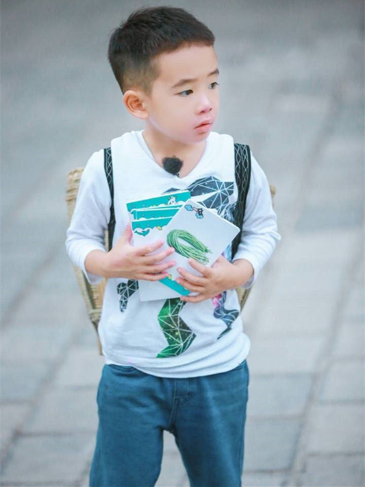 jasper毕业,短裤小提琴混搭风,网友:不愧是陈小春的儿子!