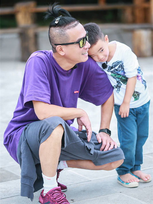 jasper毕业,短裤小提琴混搭风,网友:不愧是陈小春的儿子!