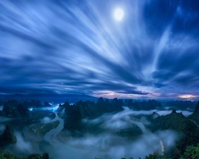 夜来急雪打船窗,今夜推窗月满江