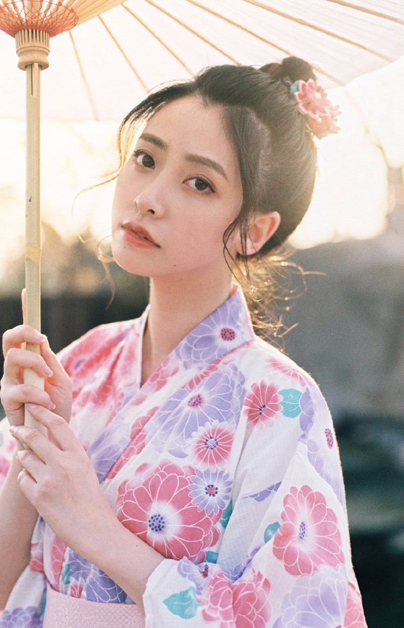 清纯甜美的丸子头美少女日系和服摄影写真