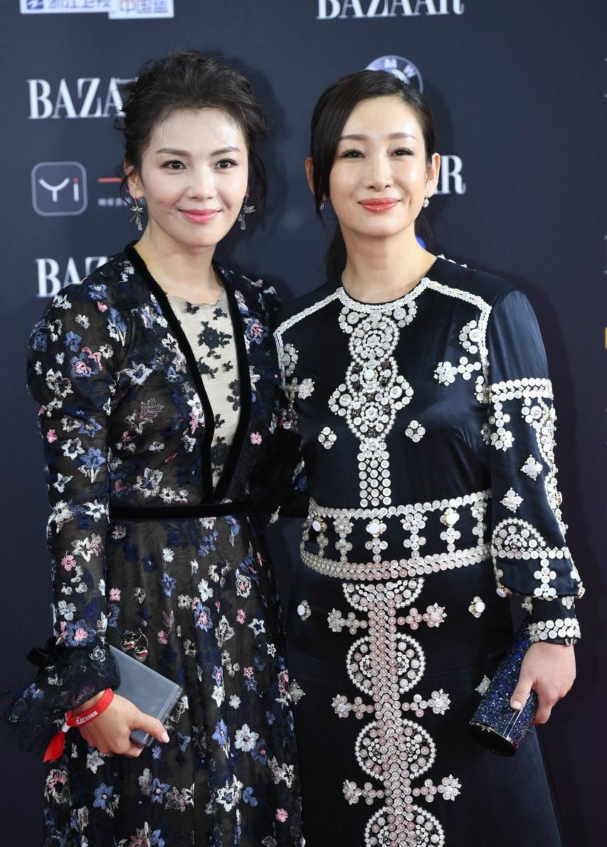 39岁秦海璐和39岁的刘涛合影,网友,这一种美叫丰腴美