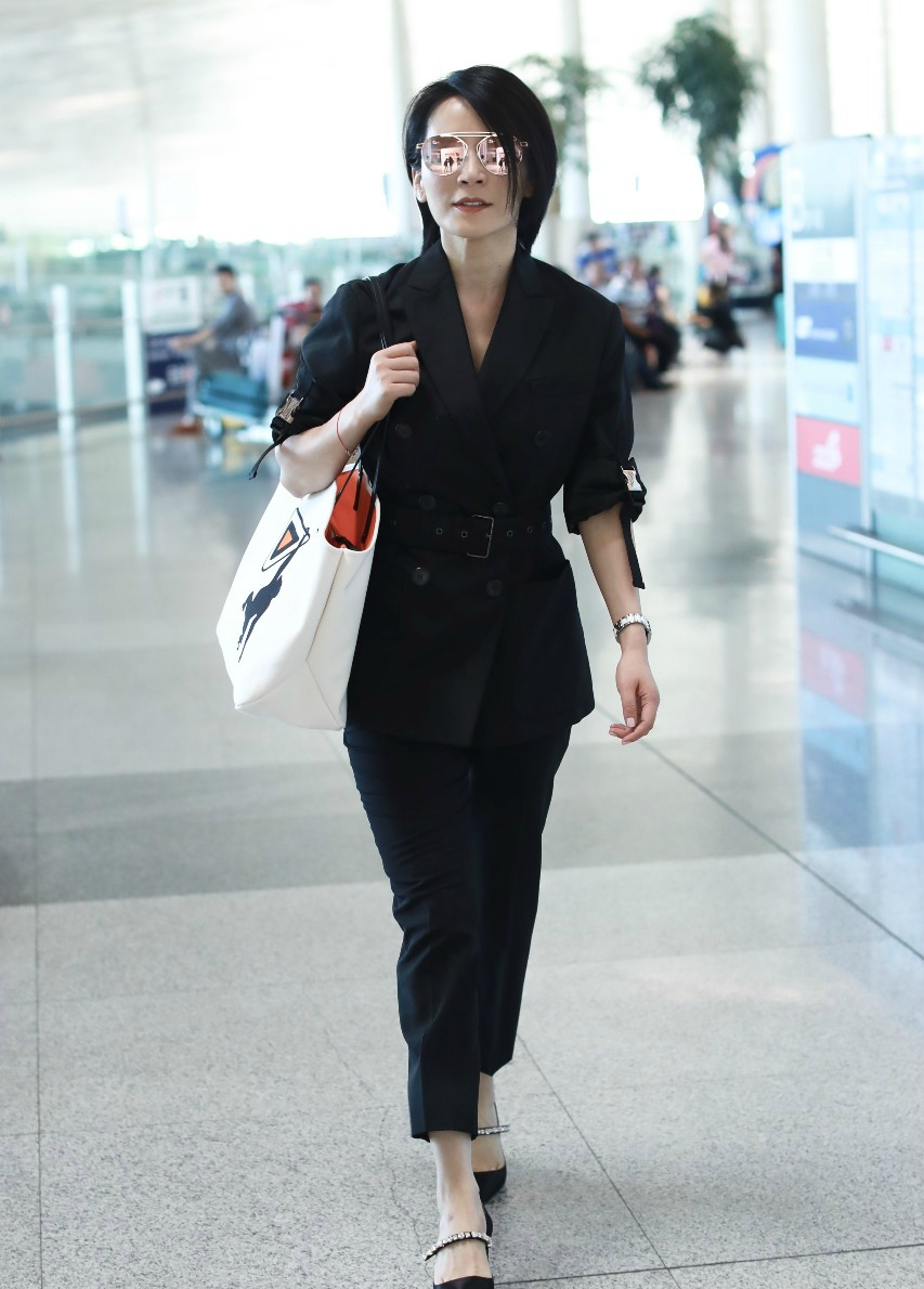 俞飞鸿戴墨镜穿西装现身机场皮肤白皙