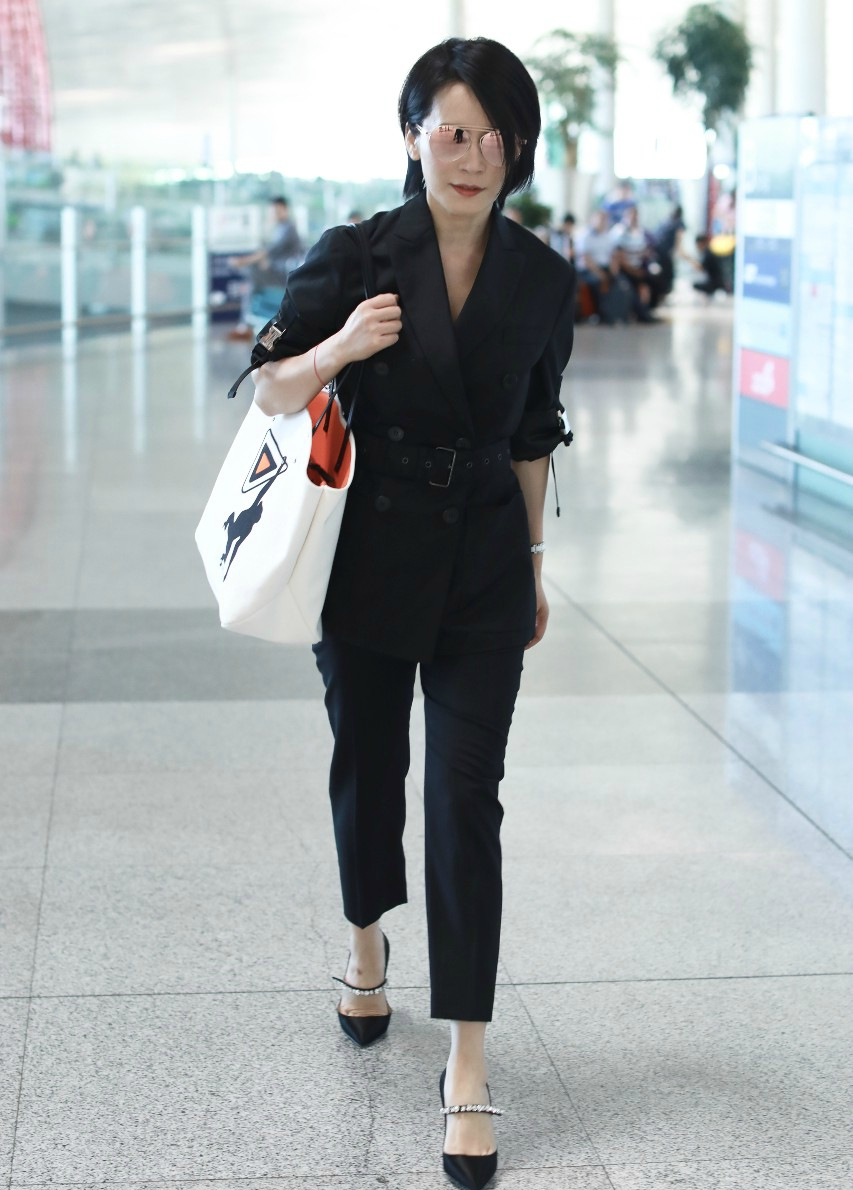 俞飞鸿戴墨镜穿西装现身机场皮肤白皙