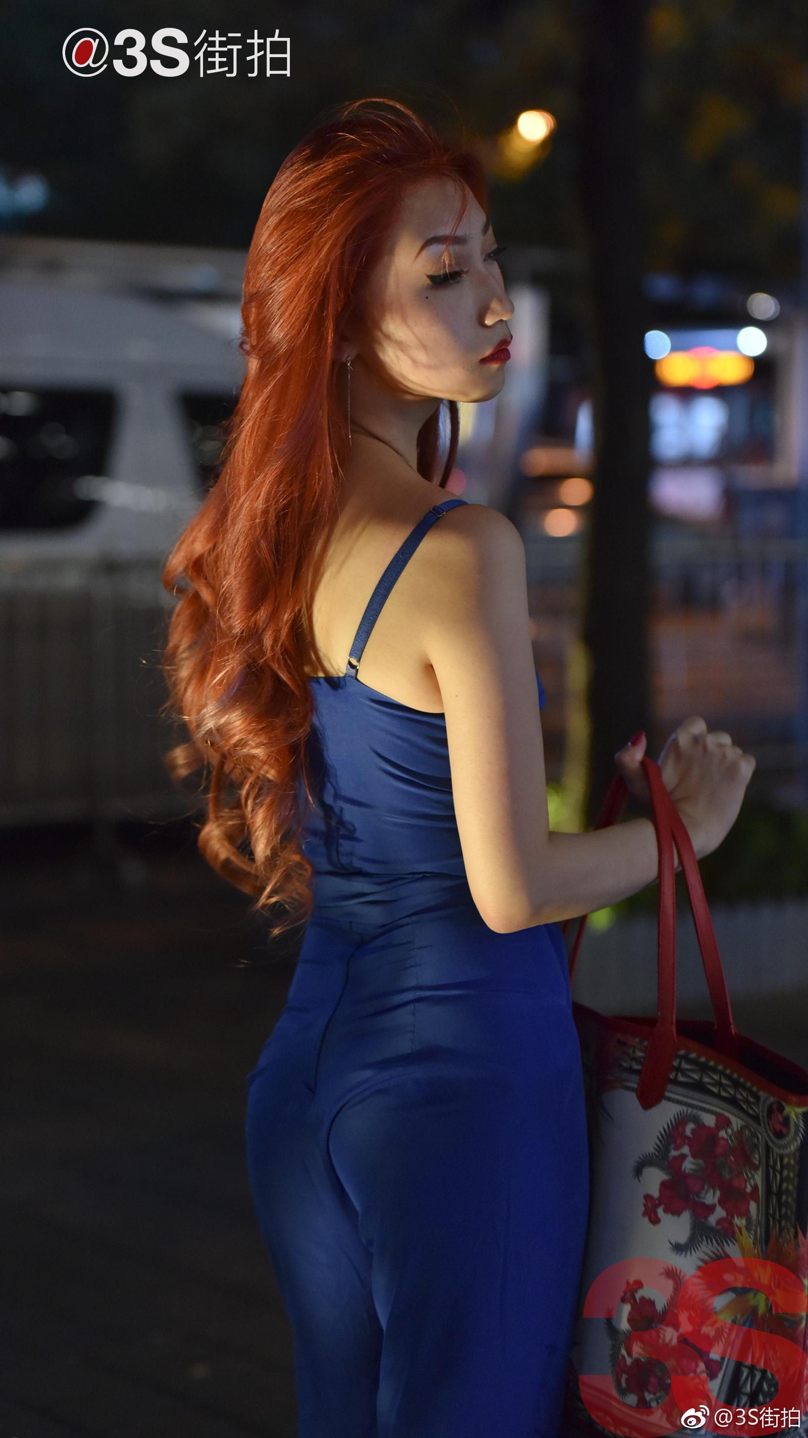 三里屯街拍夜拍偶遇蓝色吊带连衣裤妹纸