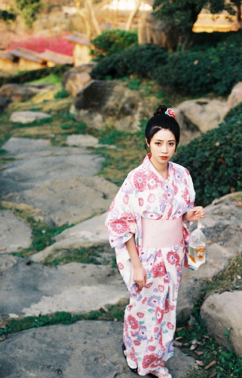 清纯甜美的丸子头美少女日系和服摄影写真