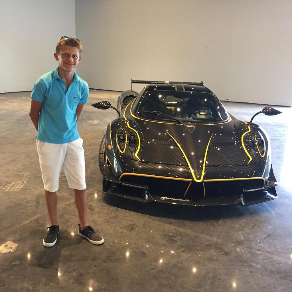 火箭队老板给儿子买帕加尼,身家十几亿美元,一辆车不算什么