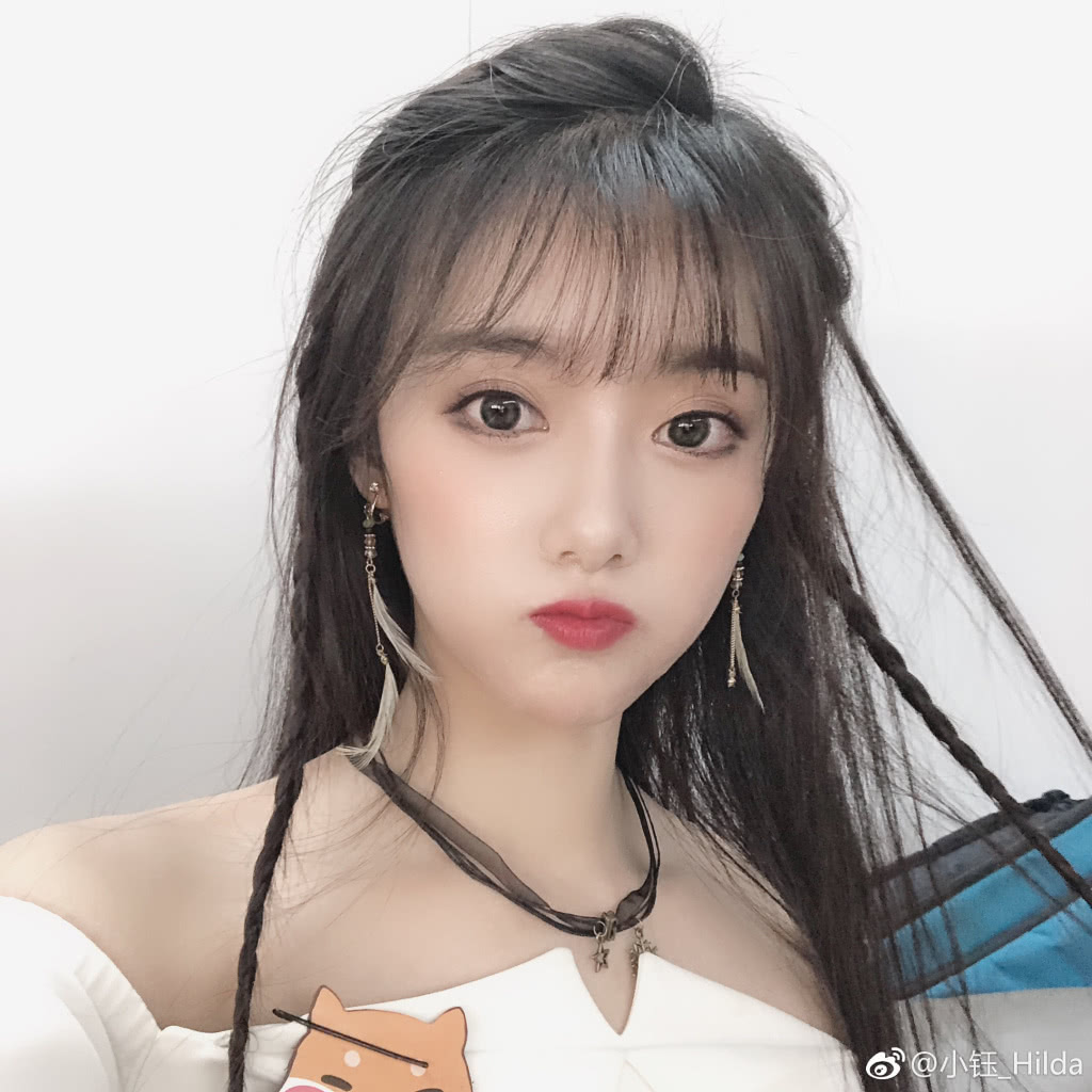 lpl主持人当家花旦要换位了小钰频繁自拍照深受粉丝喜欢