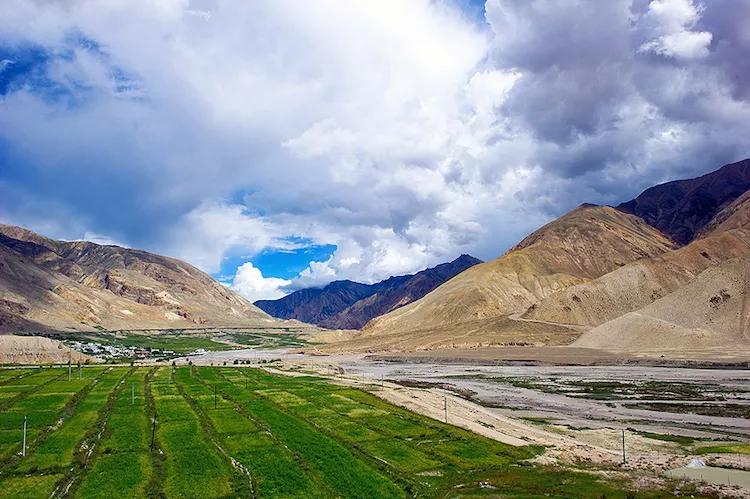 风光壮美的中国尼泊尔普兰边境,一河之隔却犹如两处天地!