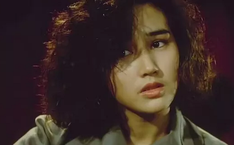 可惜的是,她在跟周润发搭档出演了《侠盗高飞》之后就退出娱乐圈了