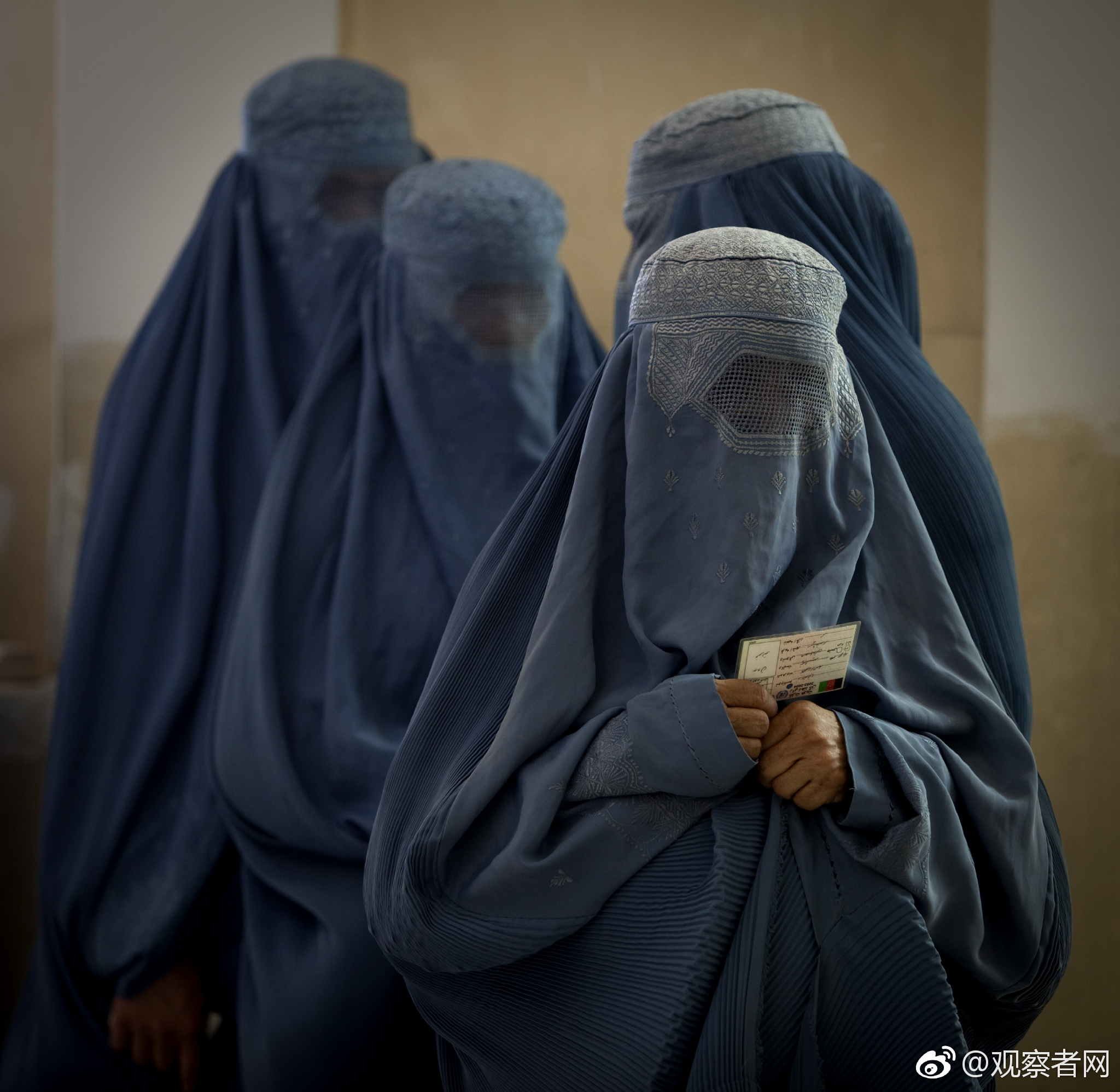 英媒民意调查说穿布卡的女性像银行劫匪并非种族主义