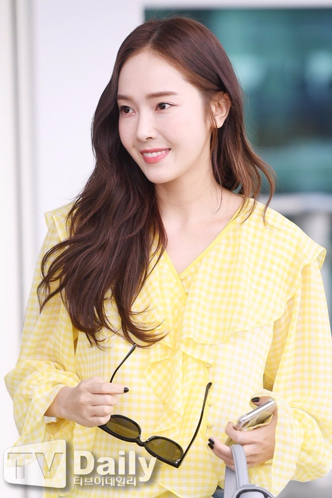 郑秀妍戴墨镜穿黄色衬衫裙现身机场笑容甜美用手比心卖萌好可爱