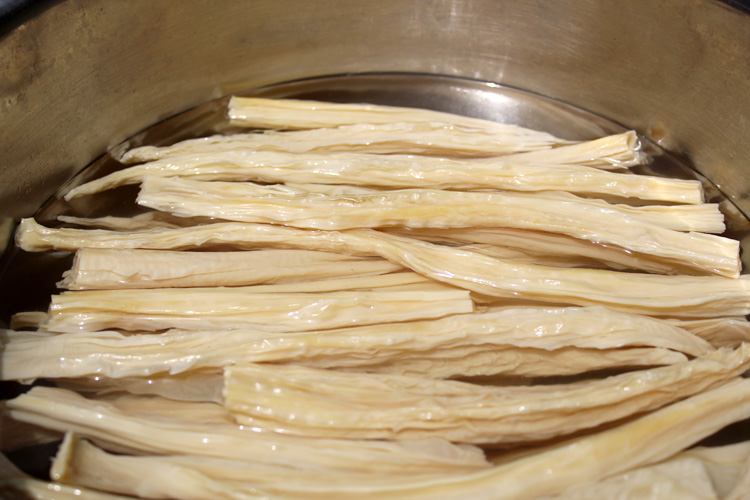 泡发腐竹用热水还是凉水之前用错了水难怪腐竹不筋道