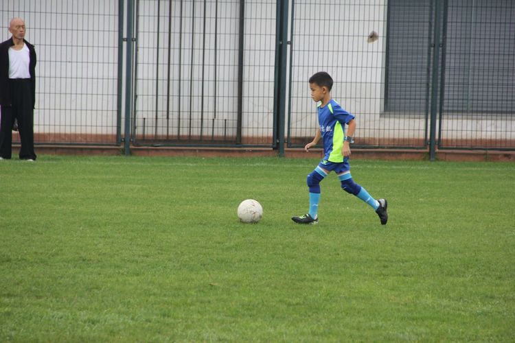 奔跑吧足球小将们 迎着清风沐浴阳光