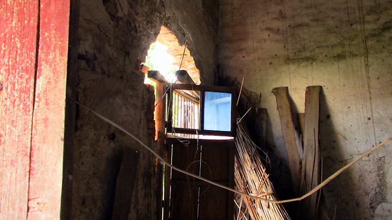 98岁残疾老人被"抛弃"危房之中,没水没电蚊虫夜夜咬