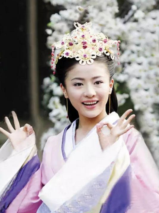 贡米在快女上没有得到什么好名次,但是长相酷似张柏芝让她成功有了