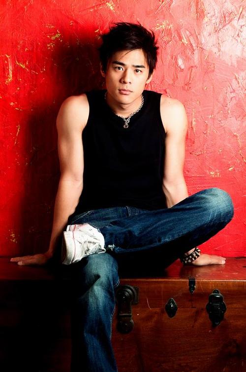 窦智孔,台湾男歌手及演员,曾经是滚石唱片旗下歌手,2000年转战戏剧界