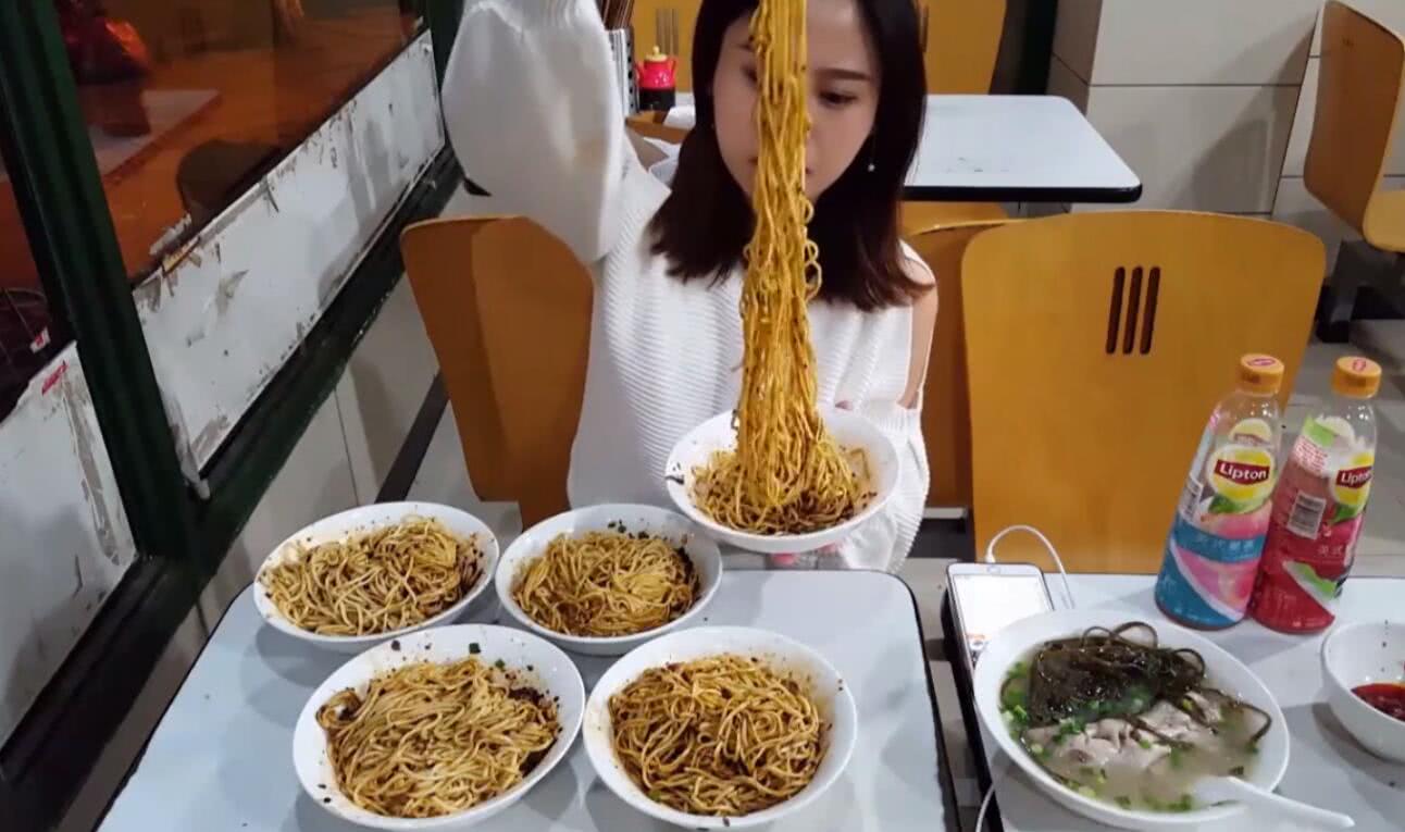 大胃王密子君夜宵吃宜宾燃面,5大碗还不够,又来两份小吃