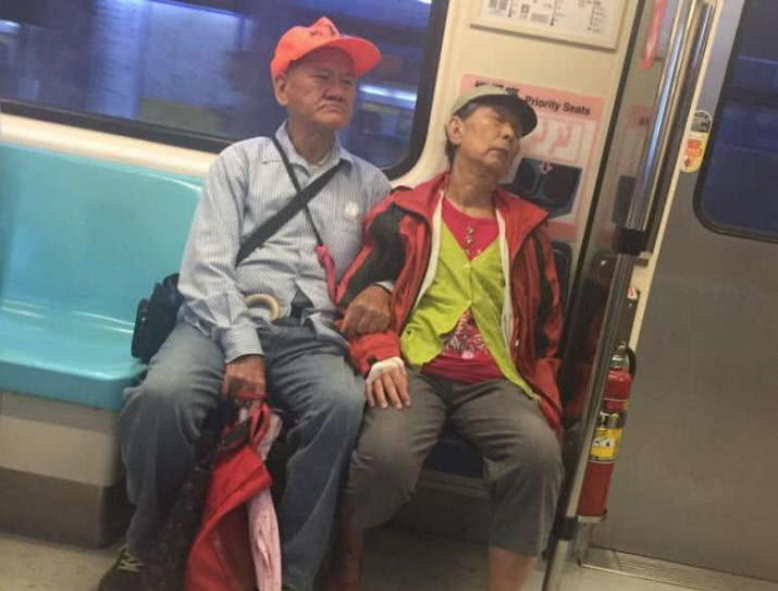 一名老头碰着旁边老太本以为是坏人变老了结果让人看得想哭