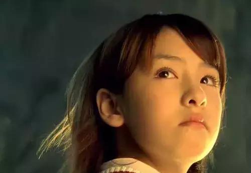 日本最美童星谷花音,小时候神似周迅简直仙女,长大就成大饼脸了