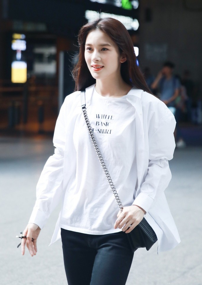 赵韩樱子现身机场穿长袖长裤不嫌热网友别再晕倒了