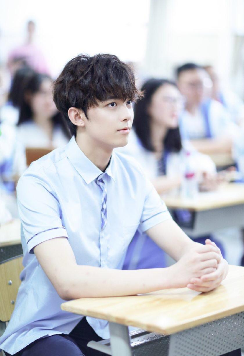 吴磊回校参加毕业典礼, 穿校服实在太帅! 真不是来拍偶像剧的吗?