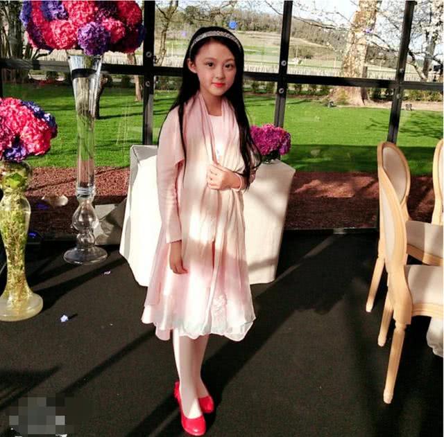 小四月近照曝光!赵薇在法国酒庄设豪华家宴!或将携女登综艺首秀