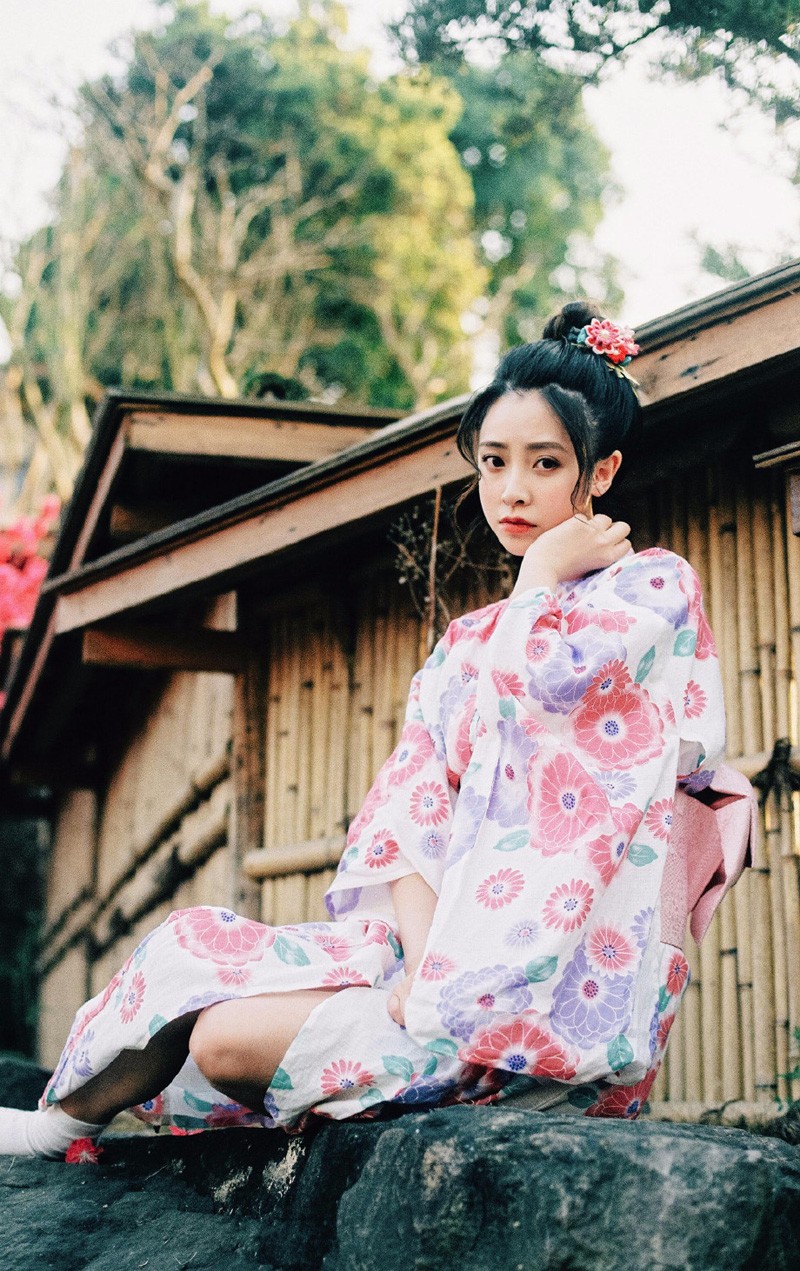 清纯甜美的丸子头美少女日系和服摄影写真