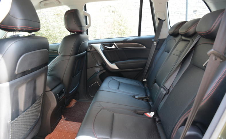 哈弗h9的内饰空间非常大,后排座椅可以放倒,整体架构不输给丰田普拉多