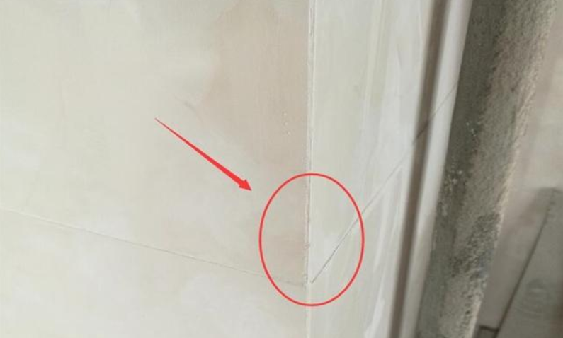 像窗台这里,师傅在做45度磨边时,居然将瓷砖边都磨掉了一块,而他依然