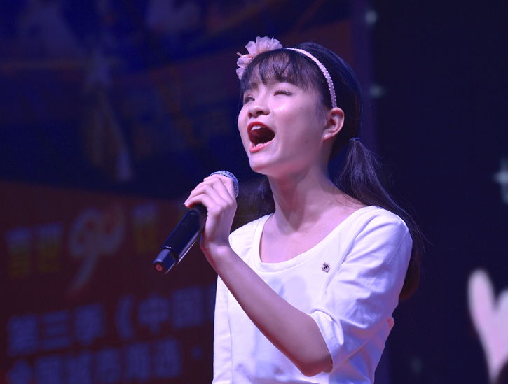 广西马山盲童庞家燕一曲《你是我的眼》获赠圆梦金4万元