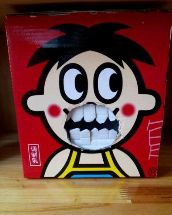 搞笑gif图:妹子,你这双绣花鞋是用茄子做的吧!