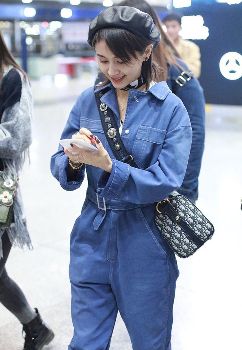 王子文身穿内增高现身机场,网友称撞脸杨紫,你认为呢?